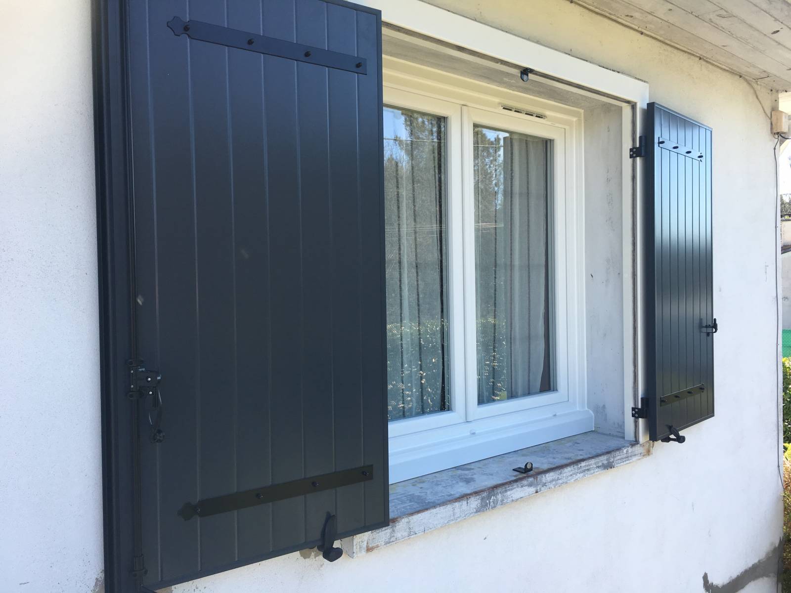 Pose de volets battants aluminium sur la commune d'Audenge Nord Bassin
