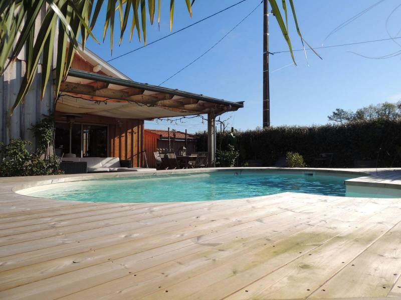 amébagement terrasse en bois en contour de piscine sur la commune de Audenge