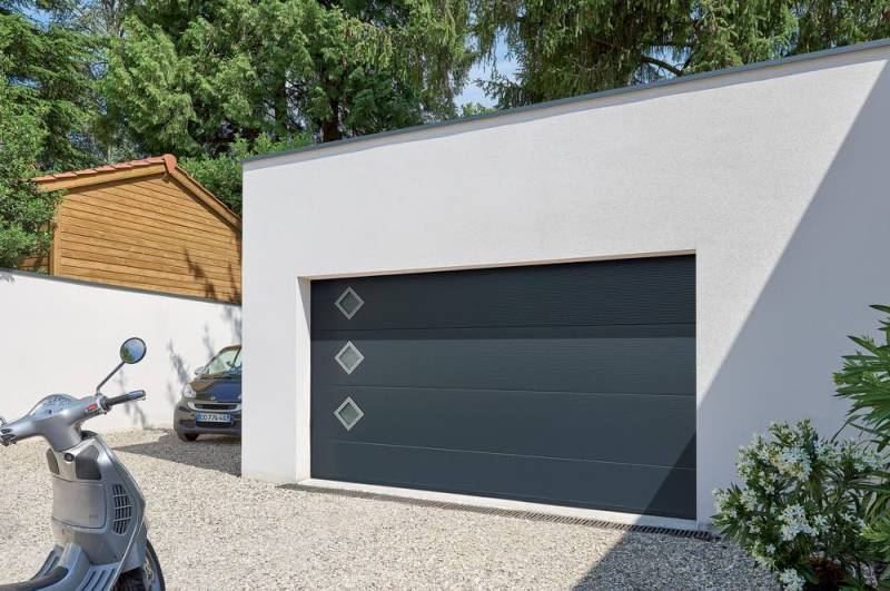 Installation d'un porte de garage sectionnelle en aluminium sur la commande d' Andernos