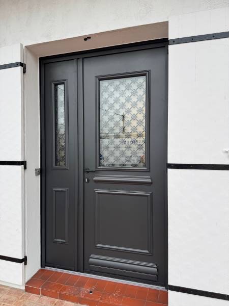 Installation nouvelle porte d'entrée K-LINE en rénovation en Gris Anthracite 7016